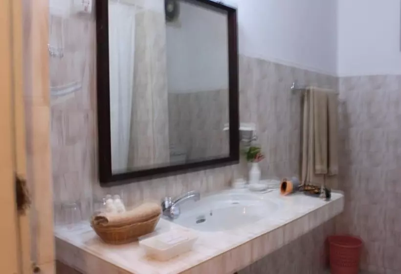 Отель Ratnaloka Tour Inn