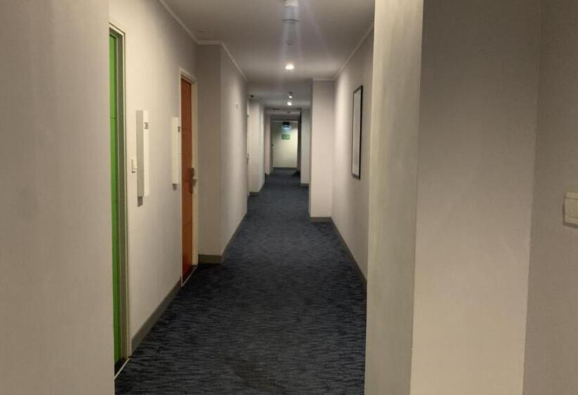 בית מלון כפרי Glodok Plaza