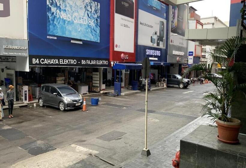 בית מלון כפרי Glodok Plaza