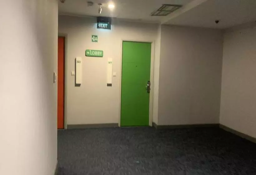 בית מלון כפרי Glodok Plaza