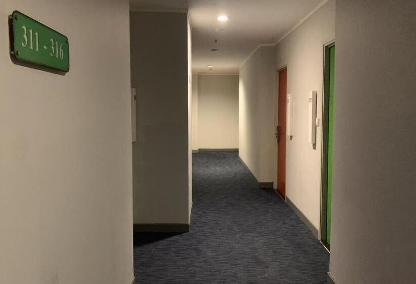 בית מלון כפרי Glodok Plaza