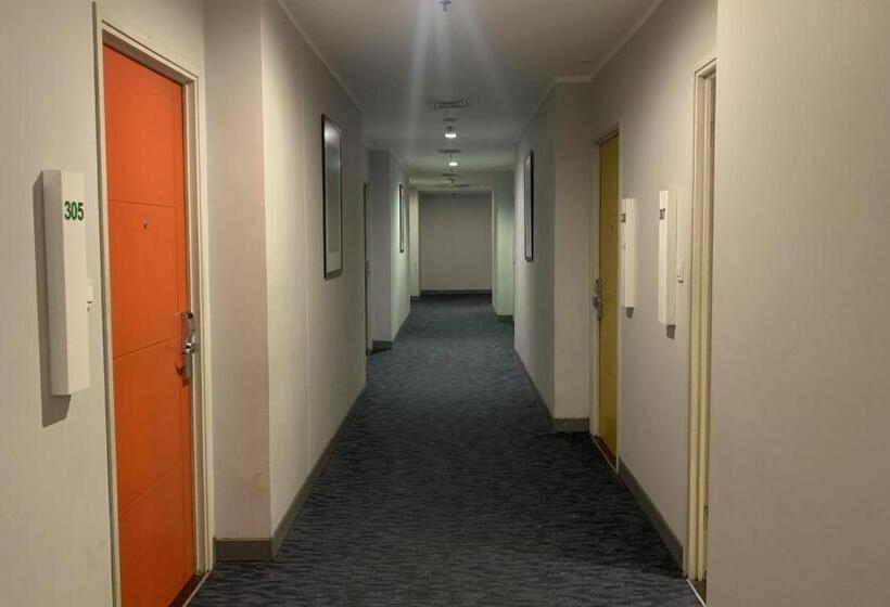 בית מלון כפרי Glodok Plaza