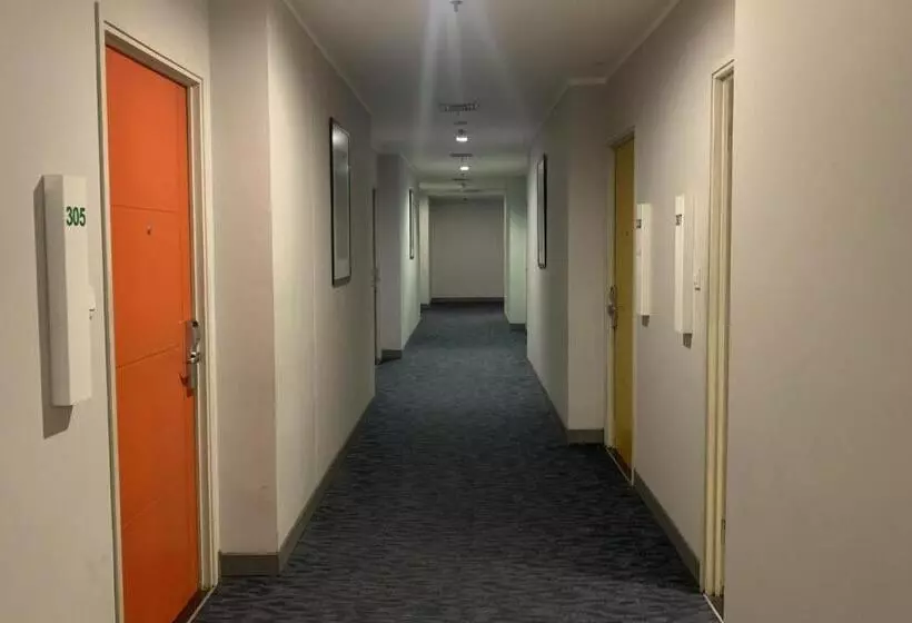 בית מלון כפרי Glodok Plaza