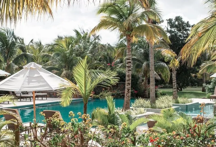 اقامتگاه Anahita Golf & Spa Resort