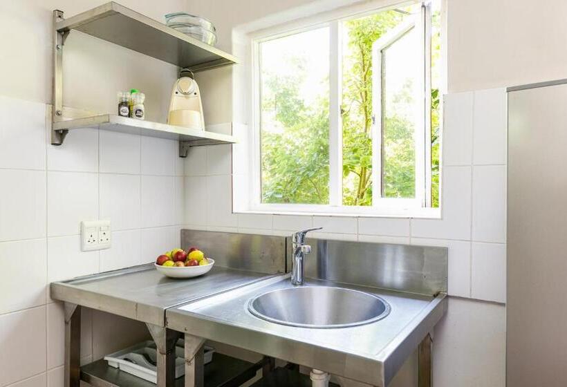 منتجع Camps Bay Village   Studios And Apartments