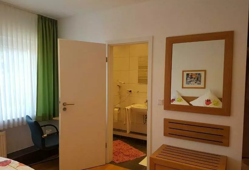 Hotelli Pension Haus Pooth