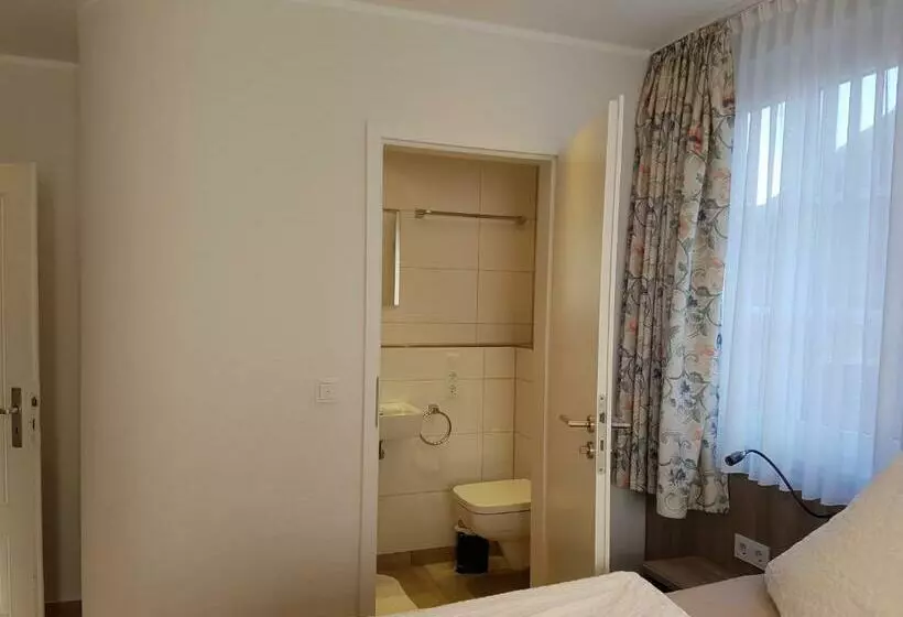 Hotelli Pension Haus Pooth