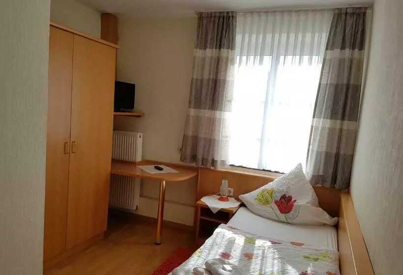 Hotelli Pension Haus Pooth