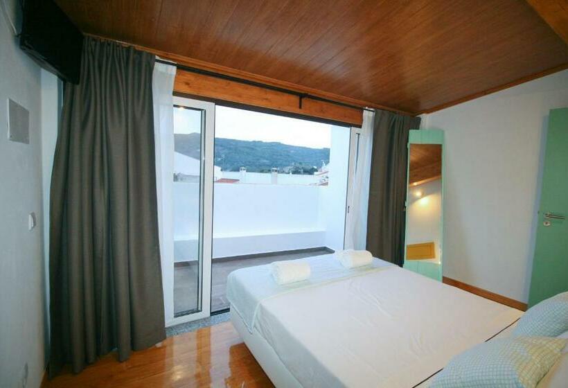 تختخواب و صبحانه Casa Dos Batalim