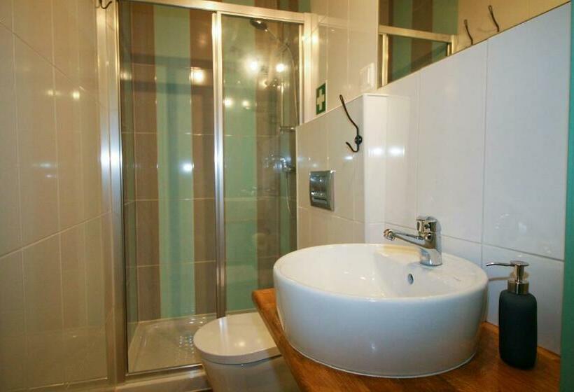 تختخواب و صبحانه Casa Dos Batalim