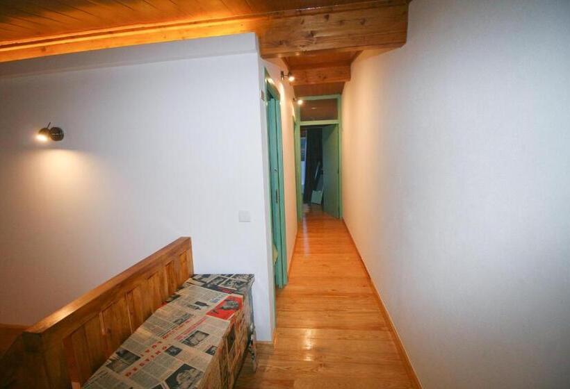 تختخواب و صبحانه Casa Dos Batalim