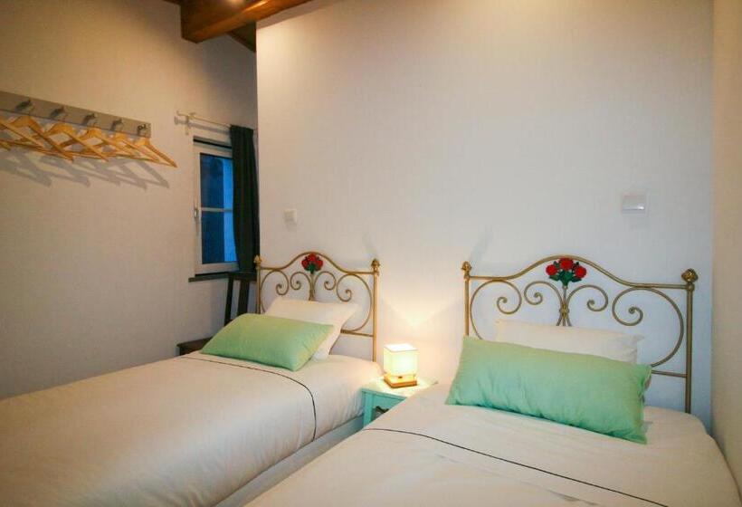 تختخواب و صبحانه Casa Dos Batalim