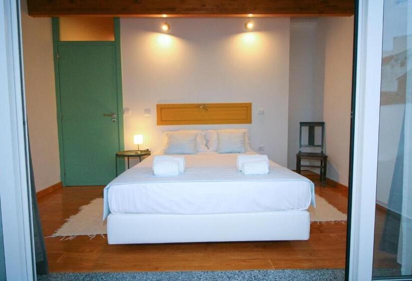 تختخواب و صبحانه Casa Dos Batalim