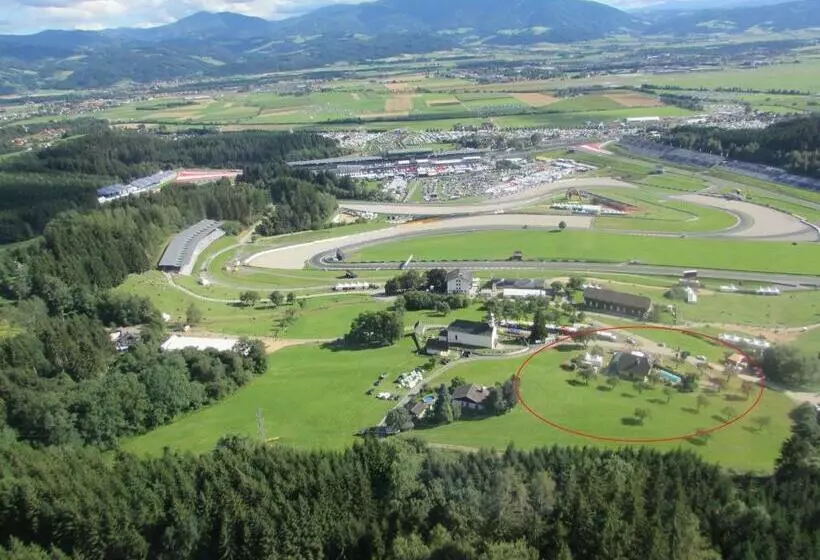 Aamiaismajoitus (B&B) Haus Dietrich Am Red Bull Ring
