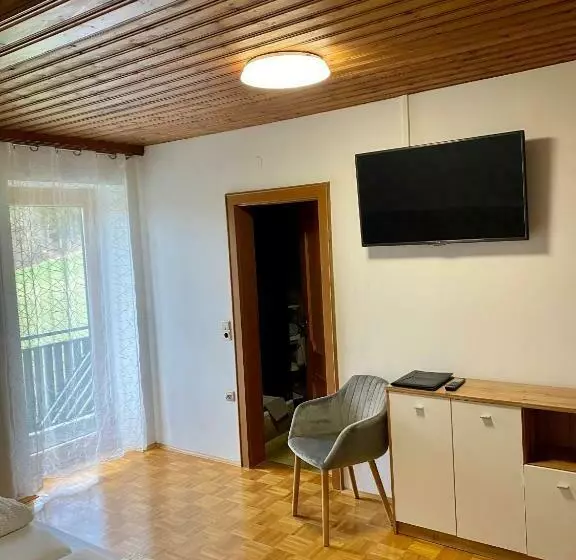 Aamiaismajoitus (B&B) Haus Dietrich Am Red Bull Ring