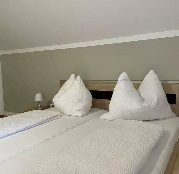 Aamiaismajoitus (B&B) Haus Dietrich Am Red Bull Ring