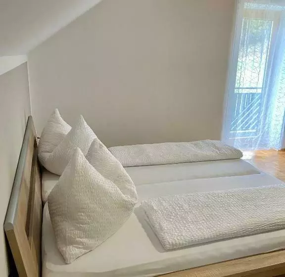 Aamiaismajoitus (B&B) Haus Dietrich Am Red Bull Ring