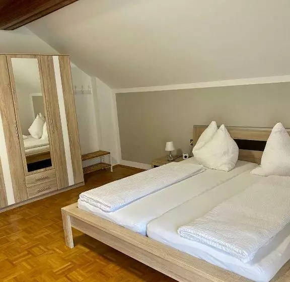 Aamiaismajoitus (B&B) Haus Dietrich Am Red Bull Ring