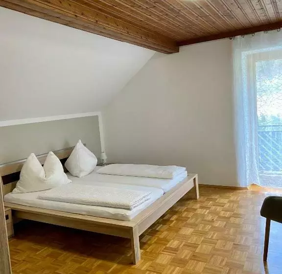 Aamiaismajoitus (B&B) Haus Dietrich Am Red Bull Ring