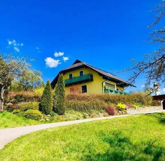 Aamiaismajoitus (B&B) Haus Dietrich Am Red Bull Ring