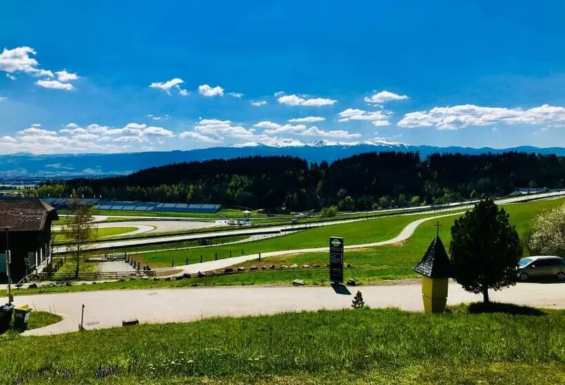 Aamiaismajoitus (B&B) Haus Dietrich Am Red Bull Ring