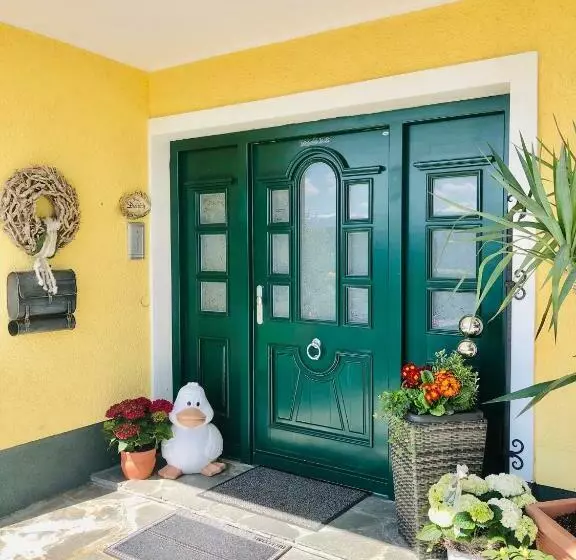 Aamiaismajoitus (B&B) Haus Dietrich Am Red Bull Ring