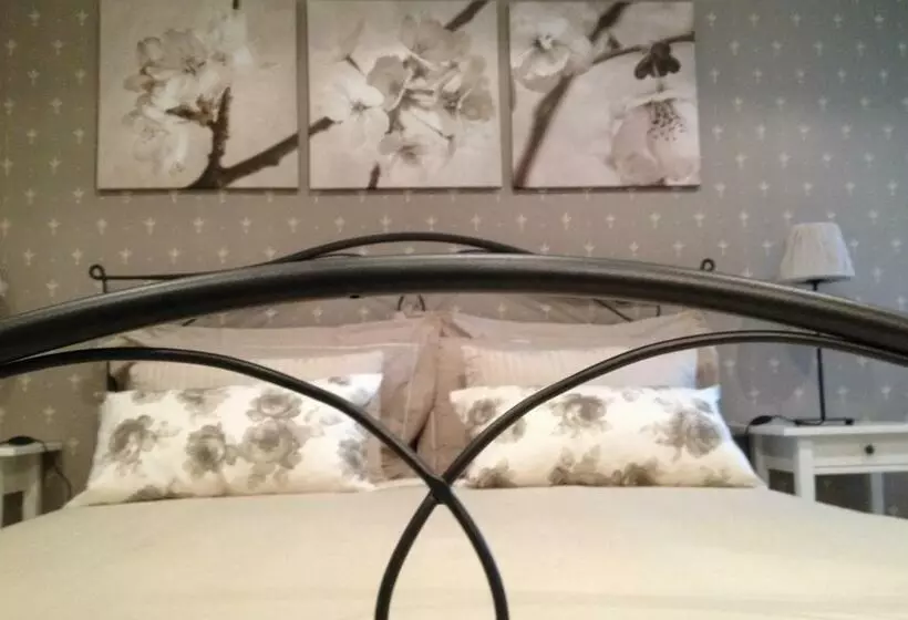 تختخواب و صبحانه Cherry House Bed&breakfast