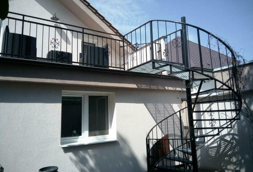 Пансион Walnut Apartment With Sauna And Pond