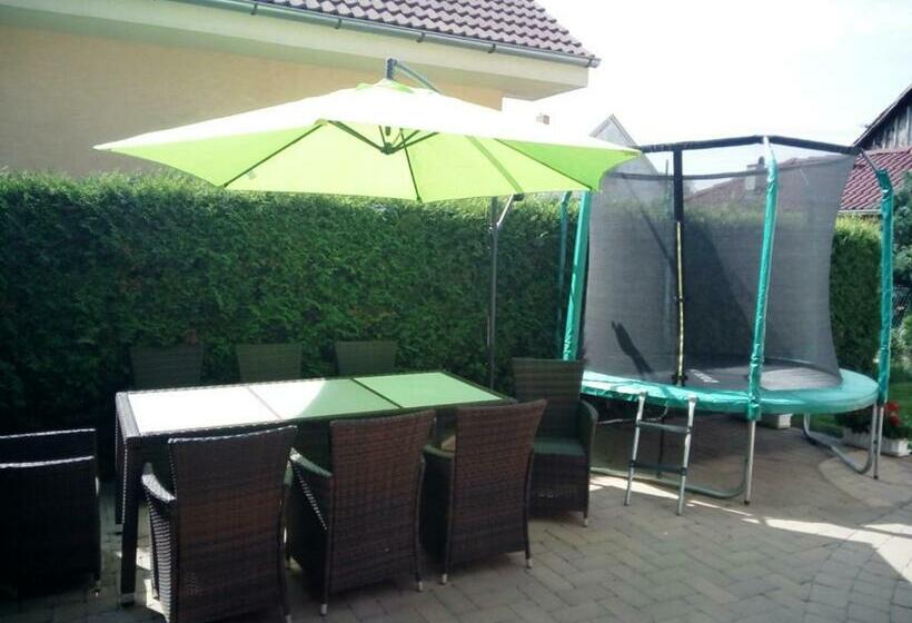 Пансион Walnut Apartment With Sauna And Pond