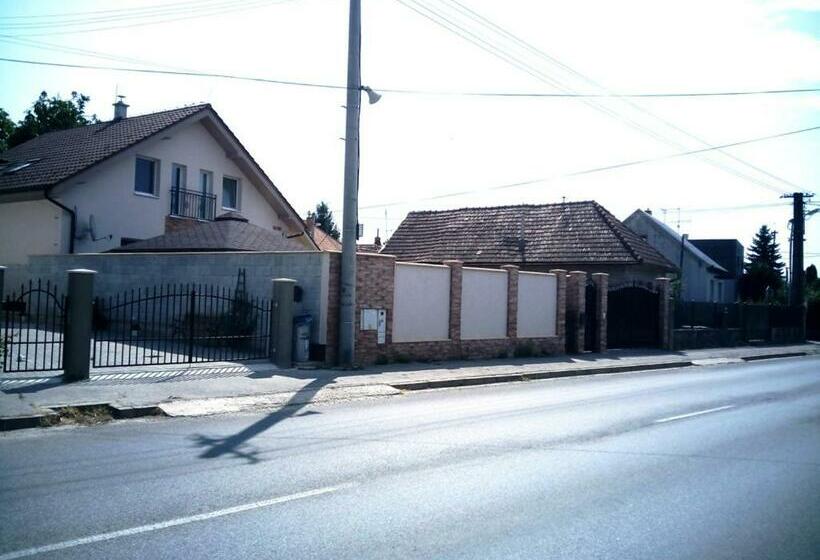 Пансион Walnut Apartment With Sauna And Pond