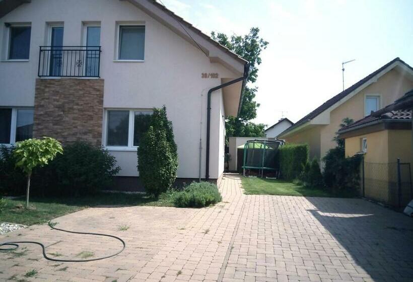 Пансион Walnut Apartment With Sauna And Pond