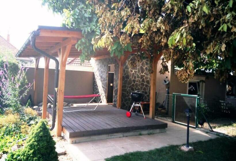 Пансион Walnut Apartment With Sauna And Pond