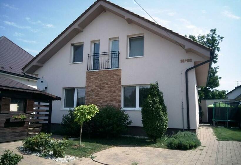 Пансион Walnut Apartment With Sauna And Pond