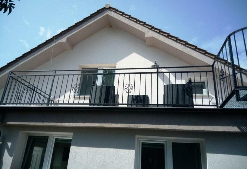 Пансион Walnut Apartment With Sauna And Pond