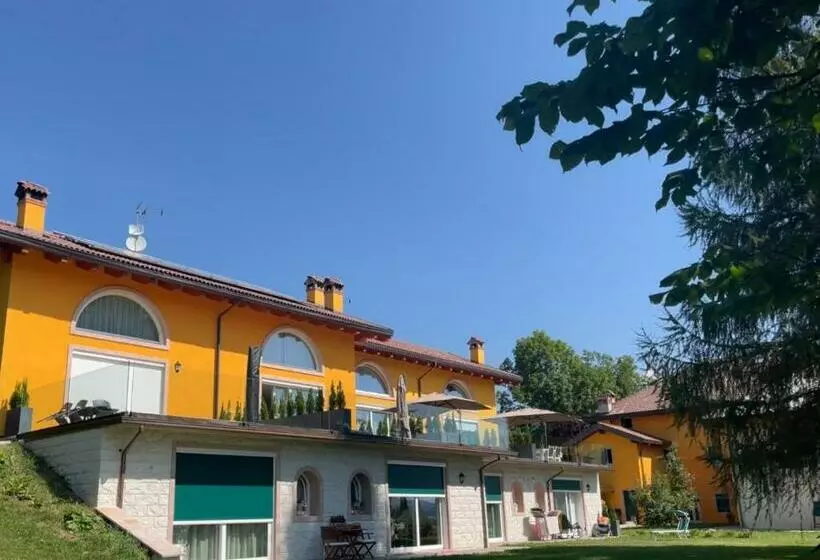 هتل Agriturismo Lambra La Casa Del Sol
