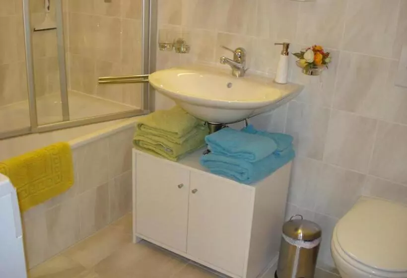 Aamiaismajoitus (B&B) Ferienwohnung Lenggenhager Plantzette