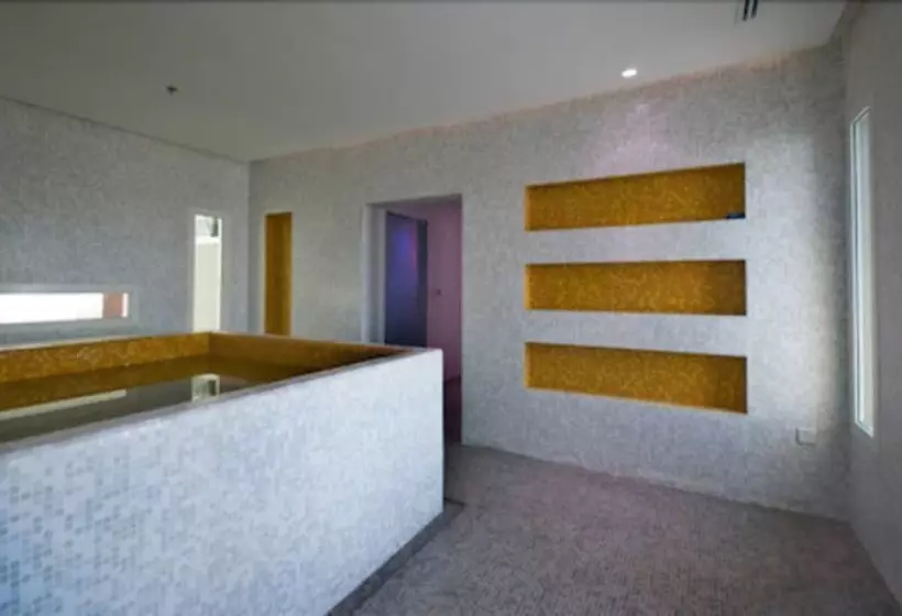 Отель Hues Boutique