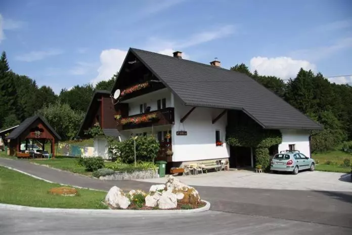 پانسیون Apartments And Rooms Cerkovnik