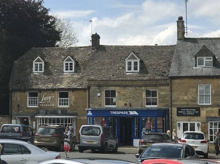 مبيت وإفطار Lucy S Tearoom