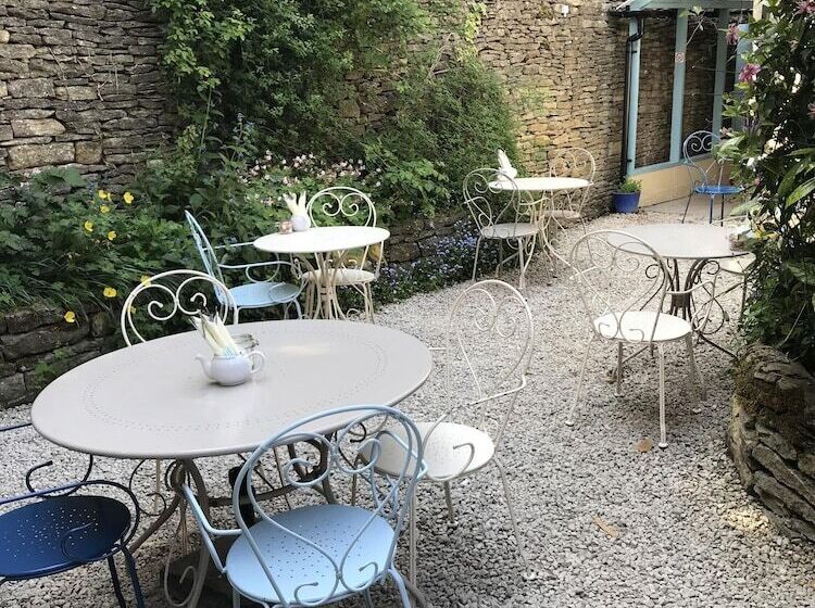مبيت وإفطار Lucy S Tearoom