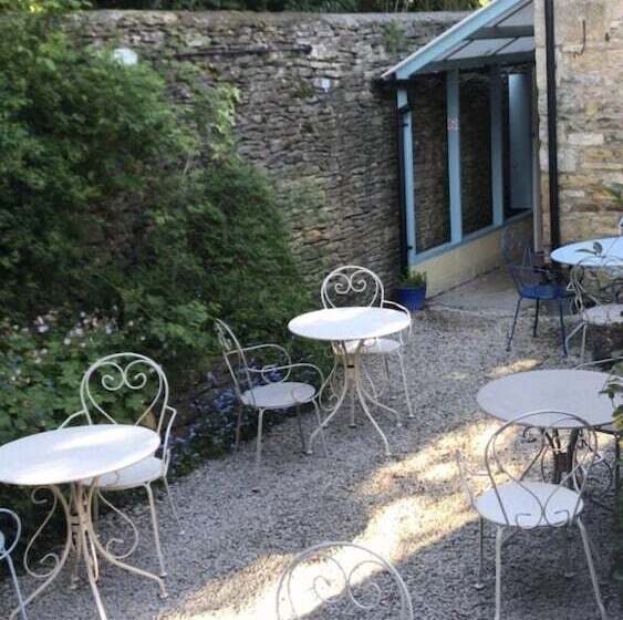 مبيت وإفطار Lucy S Tearoom