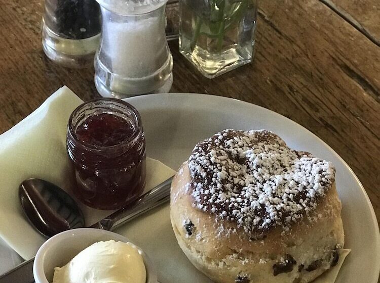 مبيت وإفطار Lucy S Tearoom