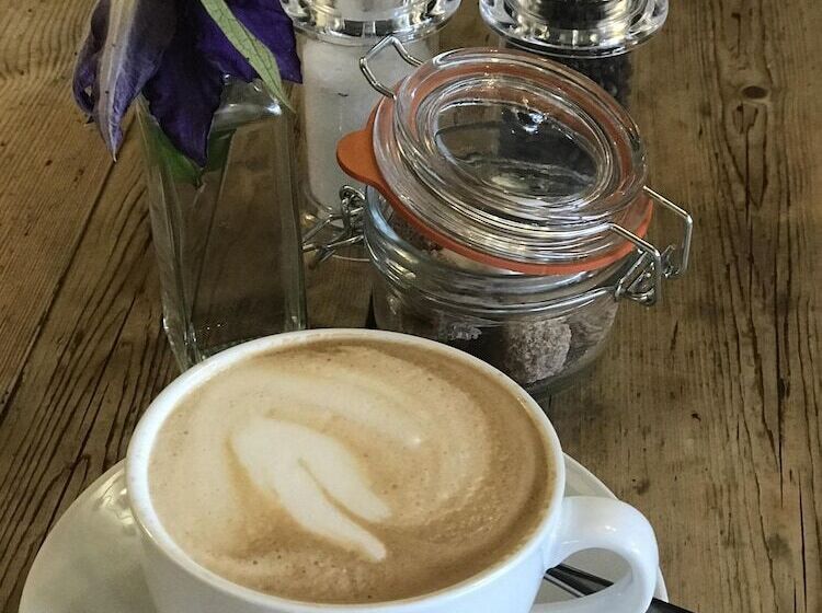 مبيت وإفطار Lucy S Tearoom