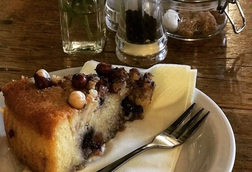 مبيت وإفطار Lucy S Tearoom