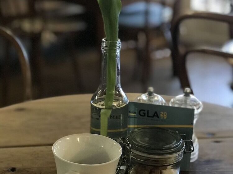 مبيت وإفطار Lucy S Tearoom