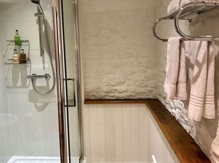 مبيت وإفطار Lucy S Tearoom