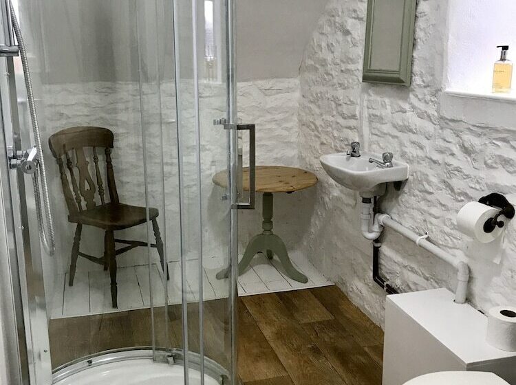 مبيت وإفطار Lucy S Tearoom