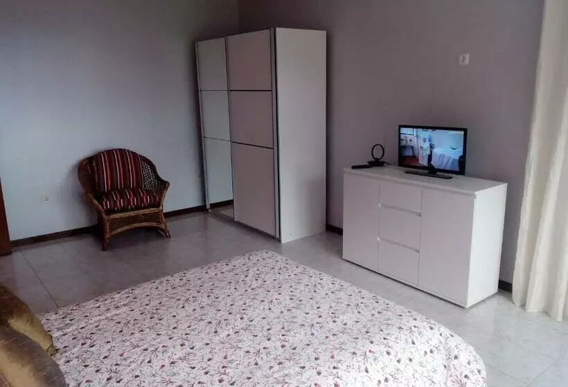 Majatalo Moradia Cor De Rosa