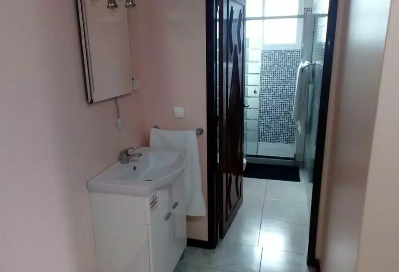 Majatalo Moradia Cor De Rosa