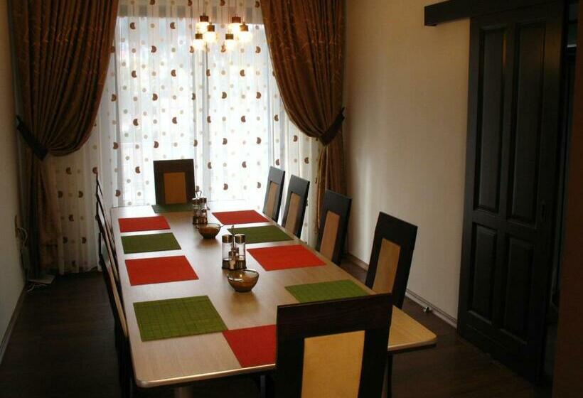 پانسیون Sun House